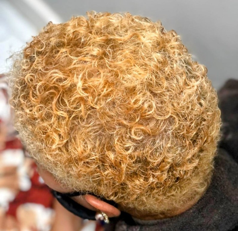 Professional bleaching and dyeing services for stunning hair.